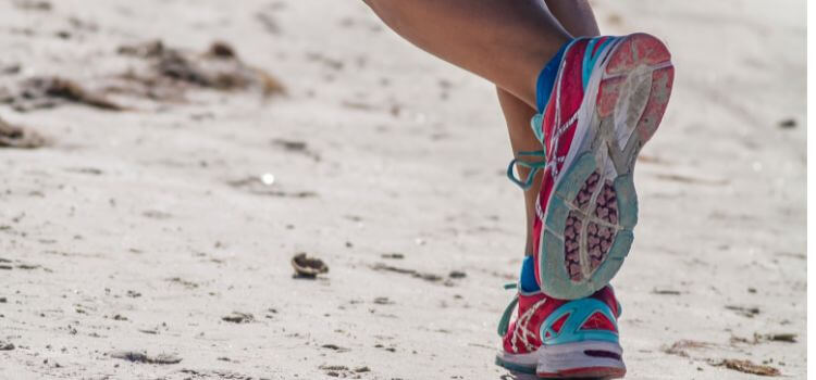 Can women wear men's running shoes?